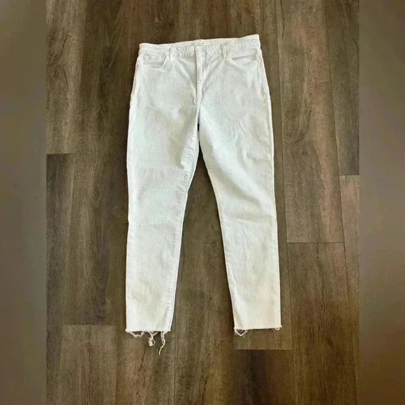 Joe’s Jeans. Women’s size 32. White in color! Very cute and comfortable jeans! - Picture 1 of 7